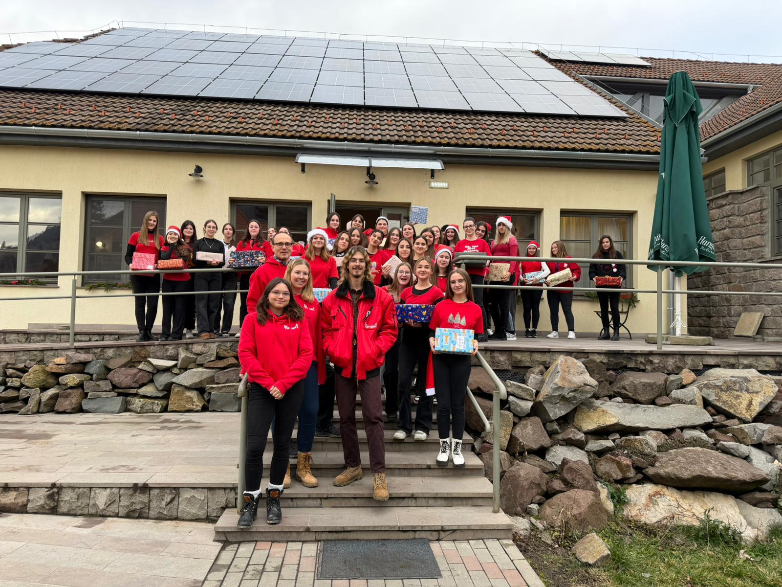 Gruppenfoto mit gepackten Päckchen