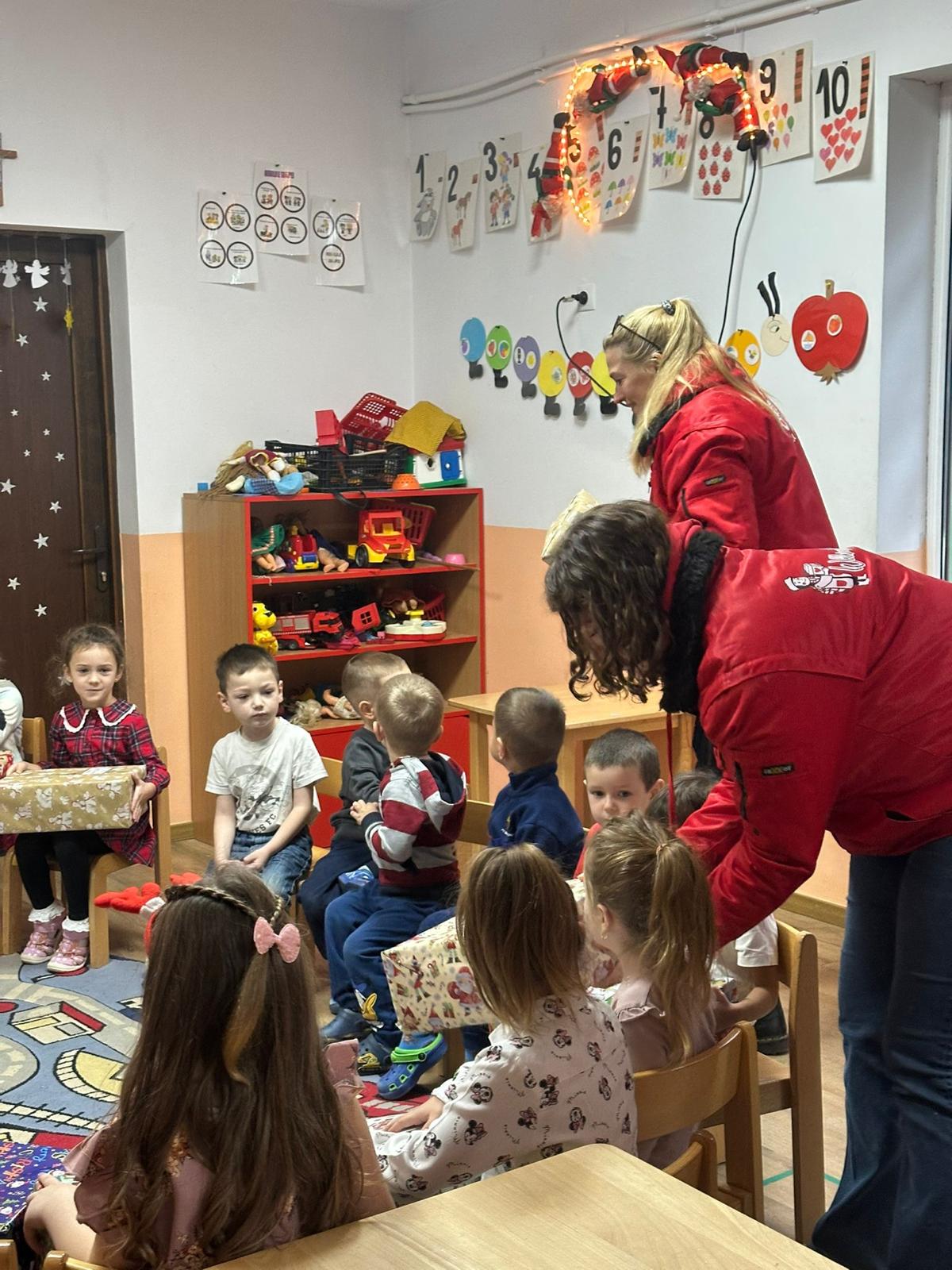 Übergabe im Klassenzimmer